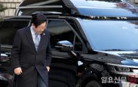 인사하는 이재명 대표