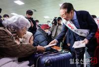 시민들에게 인사하는 권영세 비대위원장