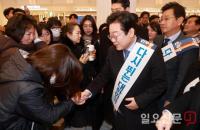 고향가는 시민과 인사하는 이재명 대표