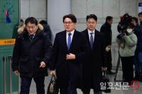 법원에 도착한 황운하 의원
