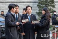 취재진 질문에 답하는 이재명 대표