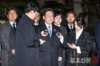 취재진 질문에 답하는 이재명 대표
