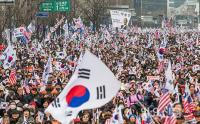 세종대로 앞 가득한 태극기와 성조기