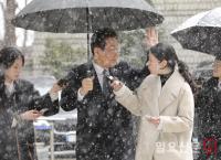 지지자에게 손인사하는 이재명 더불어민주당 대표