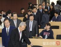 개헌 관련 대담회 참석하는 정치 원로들