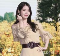 아이유, 상큼한 손하트