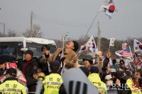 윤석열 대통령 구속취소에 환호하는 지지자