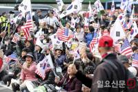 윤 대통령 석방 소식에 한남동 관저에 모인 지지자들
