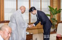 악수하는 한동훈-조계종 총무원장 진우 스님
