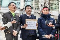 고소장 든 김새론 유족 측 법무법인 부유 부지석 대표 변호사