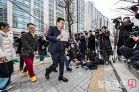 고소장 들고 서울경찰청 들어서는 부지석 변호사