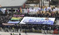 ‘윤석열 즉각파면!’ 대형 현수막