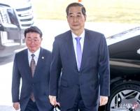 청사로 들어서는 한덕수 국무총리