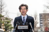 취재진 질문에 답하는 국회 측 김주현 변호사