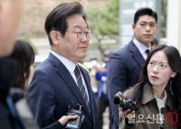 법정에 들어서는 이재명 대표