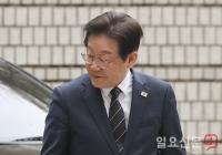 지지자에게 인사하는 이재명 더불어민주당 대표