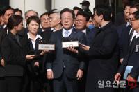 2심 무죄 선고 받고 취재진 앞에선 이재명 대표