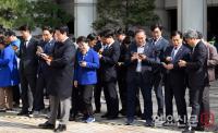 휴대폰으로 속보를 지켜보는 더불어민주당 관계자
