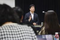 취재진의 질문에 답하는 백종원 더본코리아 대표