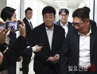 더본코리아 주주총회에 참석하는 백종원 대표