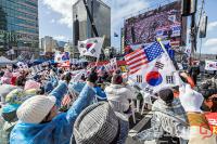 태극기와 성조기 흔드는 대통령 탄핵 반대 집회 참가자들