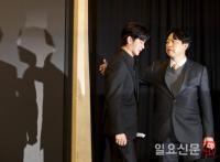 기자회견장을 빠져나가는 김수현