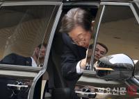 차에서 내리는 이재명 대표
