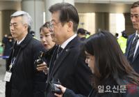 법정에 들어서는 이재명 대표