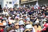 침통한 표정으로 헌재 발표를 지켜보는 윤석열 지지자들