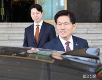 청사 나서는 김문수 장관