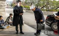 인사하는 마은혁 신임 헌법재판관