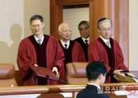 헌재 대심판정 들어서는 헌법재판관들