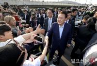 윤석열 전 대통령 관저 퇴거하며 지지자들과 악수