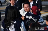 윤석열 전 대통령 관저 퇴거하며 청년들과 포옹