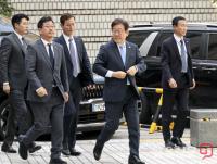 대선 출마 선언 후 첫 재판 출석하는 이재명 전 대표 