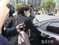 법원을 나서는 문재인 전 대통령 딸 문다혜