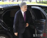 차에서 내리는 조희대 대법원장