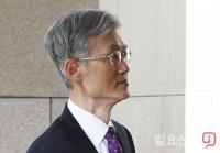 대법원으로 들어가는 조희대 대법원장