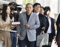 고검에 들어서는 명태균