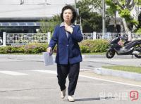검찰 출석하는 김영선 전 의원