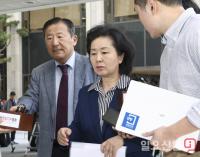 고검에 들어서는 김영선 전 의원