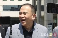 검찰조사 받고 미소짓는 명태균