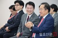 두 손 꼭 잡은 홍준표 - 안철수