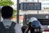 '내가 탈 버스는 언제 오려나'