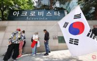 윤 전 대통령 부부 사저 앞 지지자들
