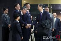 마지막 인사 나누는 한덕수 대통령 권한대행