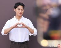 팬들에게 손하트 날리는 세븐틴 민규 