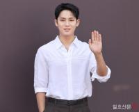 팬들에게 인사하는 세븐틴 민규 