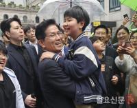 지지자 만나 오랜만에 미소 짓는 김문수 후보