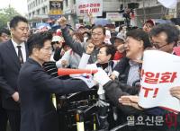 지지자들과 악수를 나누는 김문수 후보